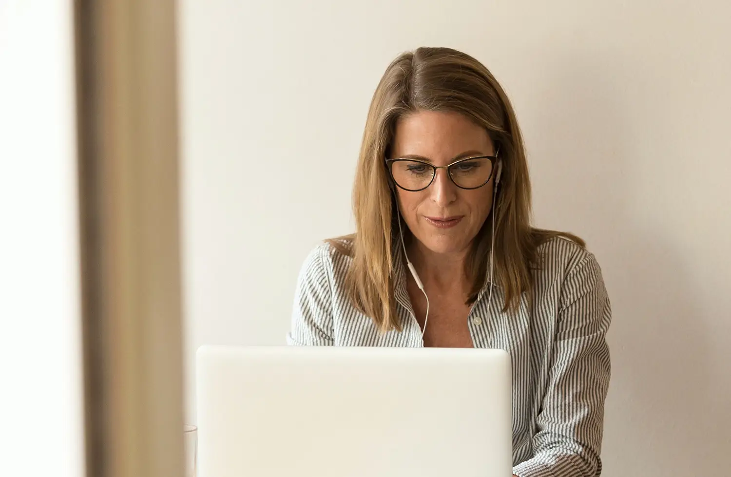 GLL-woman-working-on-laptop